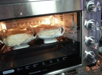 step12: 放入酥皮湯改為只用上火,焗13分鍾即可(每個爐溫有相差,只要焗到酥皮夠金黃即可)