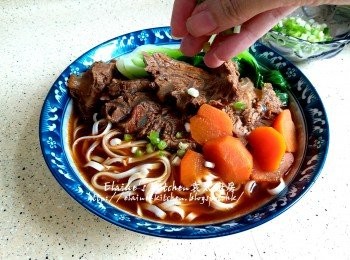 step14: 再逐一放上小棠菜 , 牛展及甘旬 , 再淋上湯汁 , 最後灑上蔥粒即可