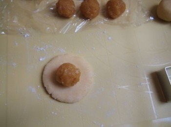 step12: 將鳯梨饀放在麵團中間包好