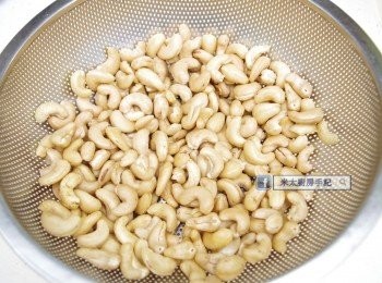 step1: 腰果洗淨，放入滾水中汆燙30秒，撈起放筲箕風乾1小時。