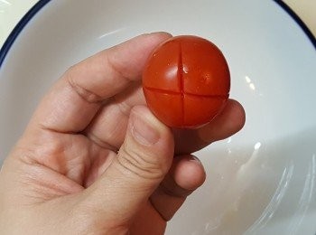 step2: 先用刀在小蕃茄底部輕力切十字形。