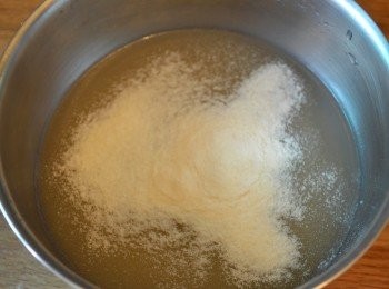 step1: 先製作皮凍

魚膠粉倒入雞湯中拌勻，靜置10分鐘。