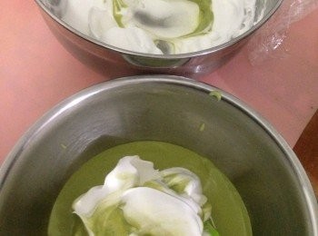 step6: 取1/3蛋白霜到芝士糊中，切拌均勻，把芝士糊倒入到餘下的蛋白霜中切拌均勻。