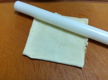 step6: 麵包去皮， 再用擀麵棍擀成薄片 (如直接用tortilla更方便)