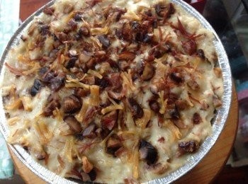 step4: 掃平糕面將剩下的料頭（金華火腿、瑶柱絲）部鋪上略壓入糕面上並以大火隔水蒸45分鐘至1小時，取出後用竹籤刺入取出沒粉漿黏住便成