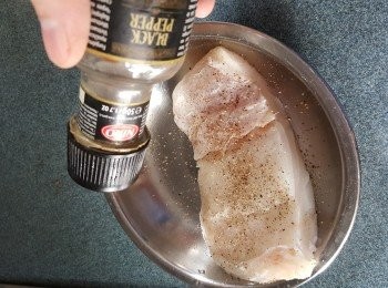 step1: 急凍青衣魚柳解凍洗淨後,用廚房紙索乾水份,兩邊灑上適量黑椒粉