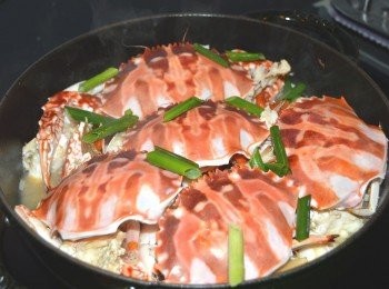 step8: 將花蟹殼放入,蓋上鍋蓋煮約2分鐘。