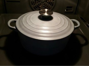 step6: 預熱焗爐，以80度焗2小時，轉100度焗1.5小時。完成放上火爐，大火煮數分鐘。加鹽和黑胡椒碎調味