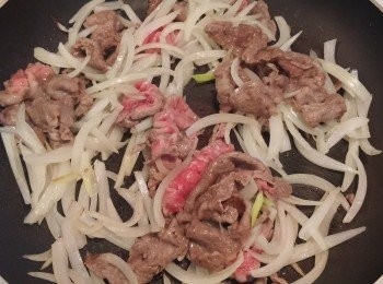 step3: 加入牛薄牛肉片炒至變色。