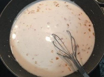 step6: 再將混合好的<span class="group_2">油蔥粿</span>水，倒回鍋裡中小火煮，需邊煮邊攪拌。