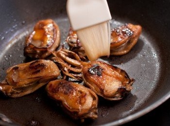 step6: 攢糖、水，少許砵酒，令蠔上色煎至蠔身兩面起焦，然後在蠔身掃上蜜糖，關火。