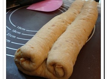 step5: 把麵團從上方開始向中間卷及下方向中間卷。完成後去頭尾, 再切成6份。