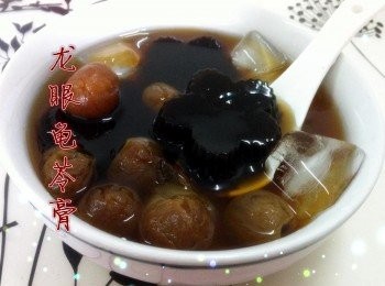 step5: 帶龜苓膏凝固了，倒出是拌入剩餘的龍眼水，加入冰塊一起享用。