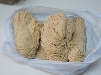 step1: 先將豬肉切幼絲，用<span class="group_2">醃料</span>醃肉15分鐘。將麵放入沸水，煮約一至兩分鐘（視乎什麼麵），瀝乾水份備用