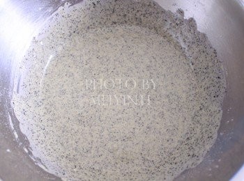 step4: 蛋白霜：蛋白加入檸檬汁、鹽，分三次加入細砂糖，打發至濕性發泡（小彎勾）。