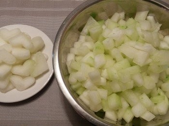 step2: 冬瓜洗淨，去囊同核。 刨去外皮，
切粒。 等陣用。 (或用曲奇模整些喜愛形狀)。