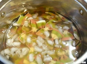 step2: <span class="group_2">義大利蝴蝶麵</span>煮熟後立刻放入冰塊水中冷卻，另備一鍋滾水汆燙花椰菜