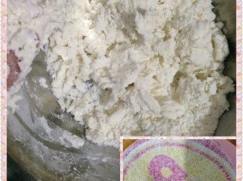 step1: 先把糯米粉稱量好放入盤中，倒大滾水入粉中，燙熟粉團，再續少加入室溫水，慢慢揉成一個光滑柔軟的粉團，在粉團中稱量出三份30克小粉團，分別揉入抹茶、紫薯、可可粉成為有色粉團，把原色和有色粉團放入盤中，蓋上濕毛巾靜置10分鐘。