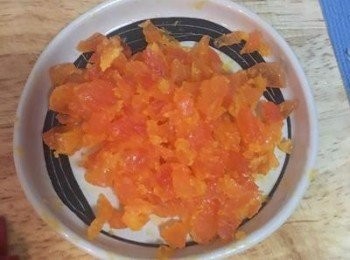 step5: 煎薯條時，先把鹹蛋黃切碎。