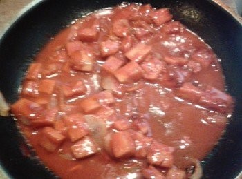 step3: 下韓式辣醬，加200ml 水拌勻煮沸