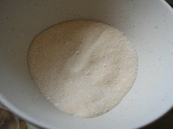 step2: 砂糖、魚膠粉混合拌勻。
