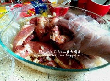 step6: 加入洋蔥粒 , 五香粉 , 芥末醬及<span class="group_2">醃料</span>拌勻 , 蓋上保鮮紙靜待1小時