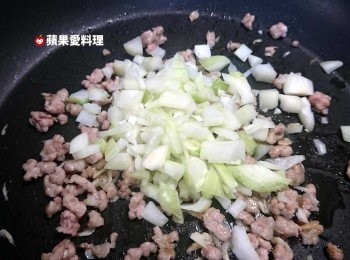 step4: 蝦皮上色時，放入洋葱和菜脯拌炒。