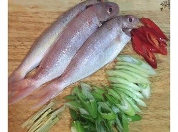 step1: 鮮魚洗淨後用少許鹽抹在兩邊略醃一下；薑切片後再切粗絲；辣椒去籽斜切；大蔥斜切備用。