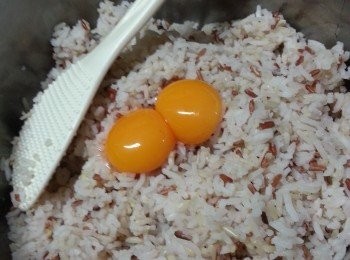 step12: 三色飯煮熟後灘凍,用雞黃拌勻(亦可以用隔夜飯)