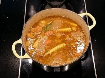 step15: 熄火前5分鐘放入玉米筍及海鹽做調味。喜歡醬汁濃稠一些可用鍋鏟將一部份的馬鈴薯壓成泥狀,或改成中火邊攪拌將醬汁稍微收乾一些。