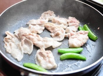 step2: 首先將甜豆與豚五花下鍋灑些少許鹽巴爆香