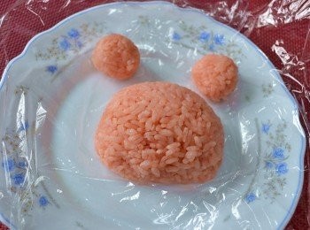 step3: 用包鮮膜包上彩米飯捏出兩個小圓與一個大圓(如圖)。