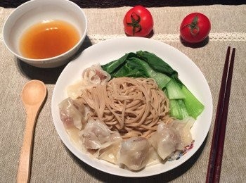 step4: 接著把醬淋在麵上
就大功告成囉！
看一看時間，花不到10分鐘
超適合下班後做的懶人健康料理 試試看吧