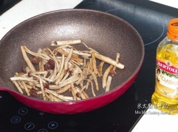 step6: 把餘下的純正橄欖油下鑊燒熱，下茶樹菇、少許鹽和黑胡椒，炒至收水軟身，再把牛肝菌和姬松茸一起下鑊兜勻，關火。把炒好的菌平均放在蝦子麵上。