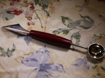 step1: 用雕果刀插入雕果刀，取出刀再在駁口位再插入蜜瓜，形成WW