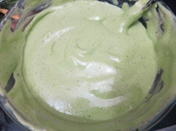 step8: 把抹茶蛋黃糊全倒入剩餘的蛋白拌勻