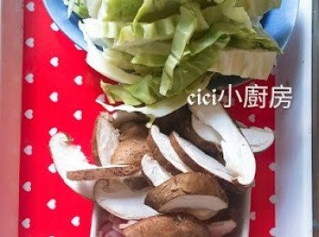 step1: 火腿切絲；椰菜切絲，蔥洗淨，切段，備用。