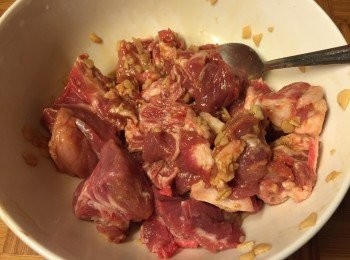 step2: 飛排(排骨的一種, 多肉少骨, 適合小朋友食)洗淨, 用醃料醃15分鐘