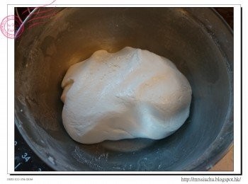 step2: 白玉粉拌勻暖水, 搓成光滑不黏手的麵團。再分成直徑約2.5-3cm的球體。