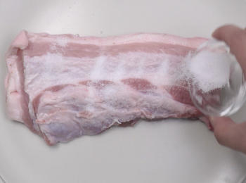 step2: 五花腩洗淨抹乾，抹上鹽