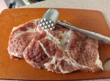 step1: 梅頭豬扒解凍洗淨, 抹乾, 用鬆肉鎚打數下(數下便可,梅頭本身不會太韌), 一開為二, 下小許鹽醃15分鐘備用