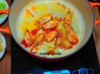step4: 4.蝦子都紅了，用鍋鏟壓出蝦膏，煎蝦油，會好香喔。