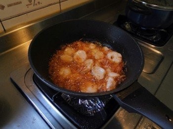 step3: 起油鍋，將櫻花蝦、花枝丸炸熟至金黃，