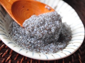 step3: 羅勒籽在3~5分鐘內時間變成透明顆粒