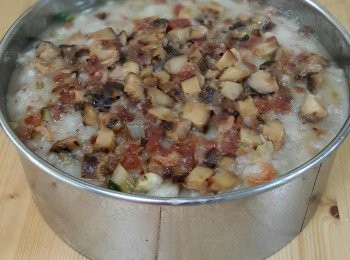 step5: 將之放入鑊蒸40分鐘，打開鑊蓋，將剩餘的10%<span class="group_1">食材</span>平均鋪面，再蒸5分鐘即成。