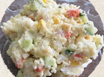 step4: 取一容器，馬鈴薯剝皮後壓碎，加入玉米粒、小黃瓜、紅蘿蔔、蒟蒻丁丁、雞蛋、鹽巴、黑胡椒、美乃滋攪拌均勻即可。