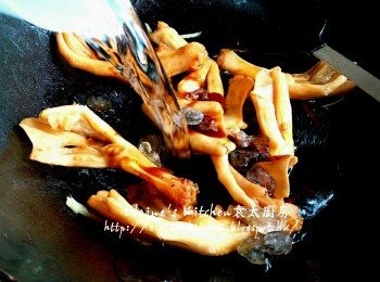 step4: 將鴨腳放入鑊中 , 加入<span class="group_2">調味料</span> , 冰糖 , 冬菇水及約5杯水份量拌勻