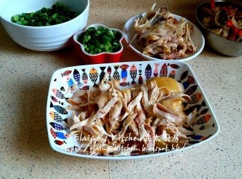 step15: 蓋上蓋用慢火煮5分鐘至微軟 , 盛起備用 , 將雞用手撕成絲