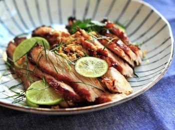 step1: 《一天前醃豬頸肉 》

將豬頸肉放進保鮮袋內，拌勻調味料倒入保鮮袋內，再加入餘下材料，放進雪櫃，醃半至一天