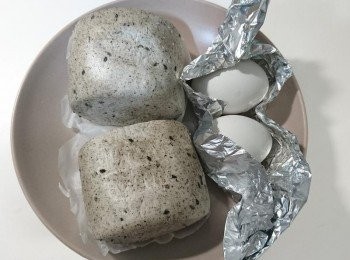 step1: 將冷凍芝麻饅頭和雞蛋放入盤中，置入電鍋，外鍋放一杯水，蒸煮。